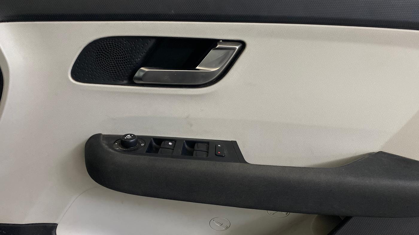 2022 Tata ALTROZ XZA PLUS, Petrol, Automatic, 45,031 km, Driver Side Door Panels Control