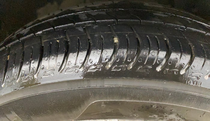 2014 Hyundai Grand i10 ASTA AT 1.2 KAPPA VTVT, CNG, Automatic, 95,515 km, Right Front Tyre Tread