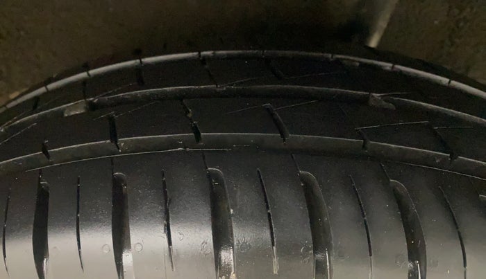 2024 Renault Kwid RXL(O) 1.0L AMT, Petrol, Automatic, 5,470 km, Left Rear Tyre Tread