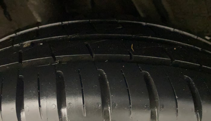 2024 Renault Kwid RXL(O) 1.0L AMT, Petrol, Automatic, 5,470 km, Right Rear Tyre Tread