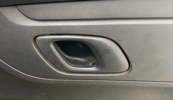 2024 Renault Kwid RXL(O) 1.0L AMT, Petrol, Automatic, 5,470 km, Driver Side Door Panels Control