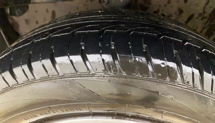 2015 Honda Amaze 1.2L I-VTEC S, Petrol, Manual, 1,25,429 km, Left Front Tyre Tread