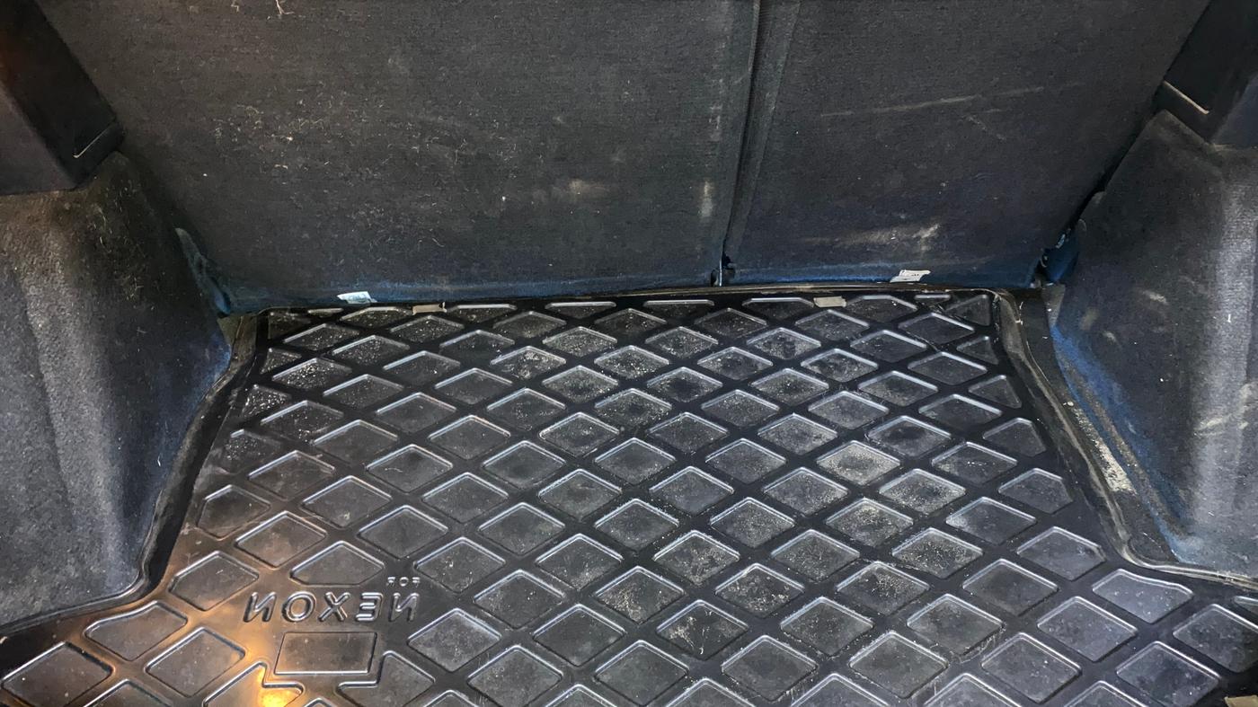 2018 Tata NEXON XZA PLUS DIESEL DUAL TONE, Diesel, Automatic, 90,714 km, Boot Inside