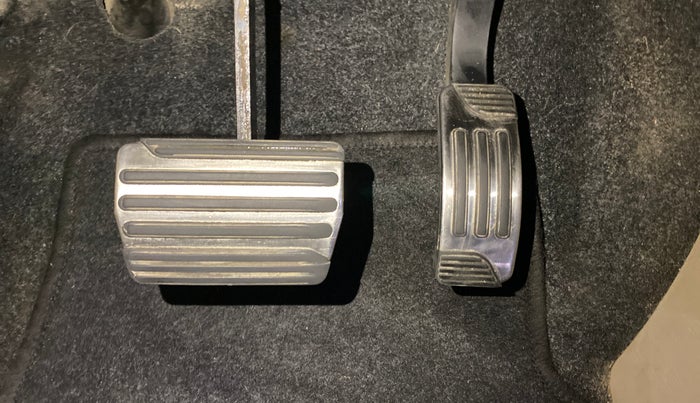 2017 Mahindra XUV500 W9 AT, Diesel, Automatic, 86,529 km, Pedals