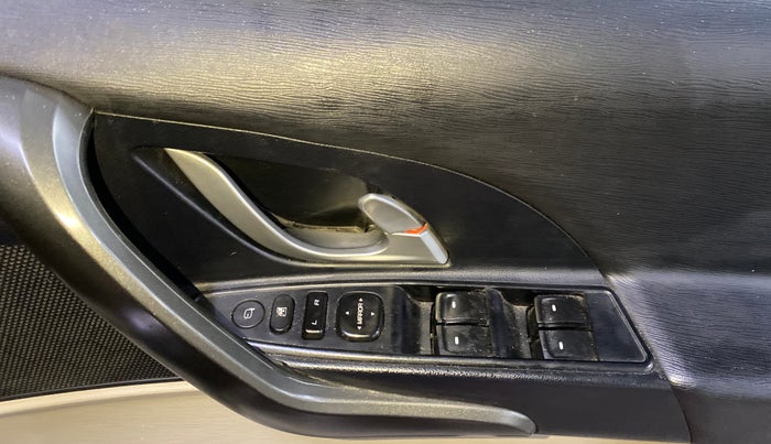 2017 Mahindra XUV500 W9 AT, Diesel, Automatic, 86,529 km, Driver Side Door Panels Control