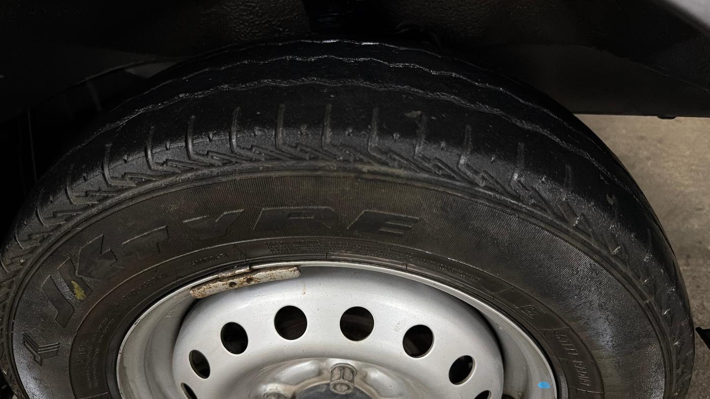 2023 Maruti Eeco  5 STR STD, Petrol, Manual, 45,240 km, Right Front Tyre Tread