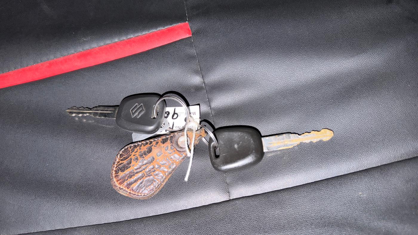 2023 Maruti Eeco  5 STR STD, Petrol, Manual, 45,240 km, Key Close Up