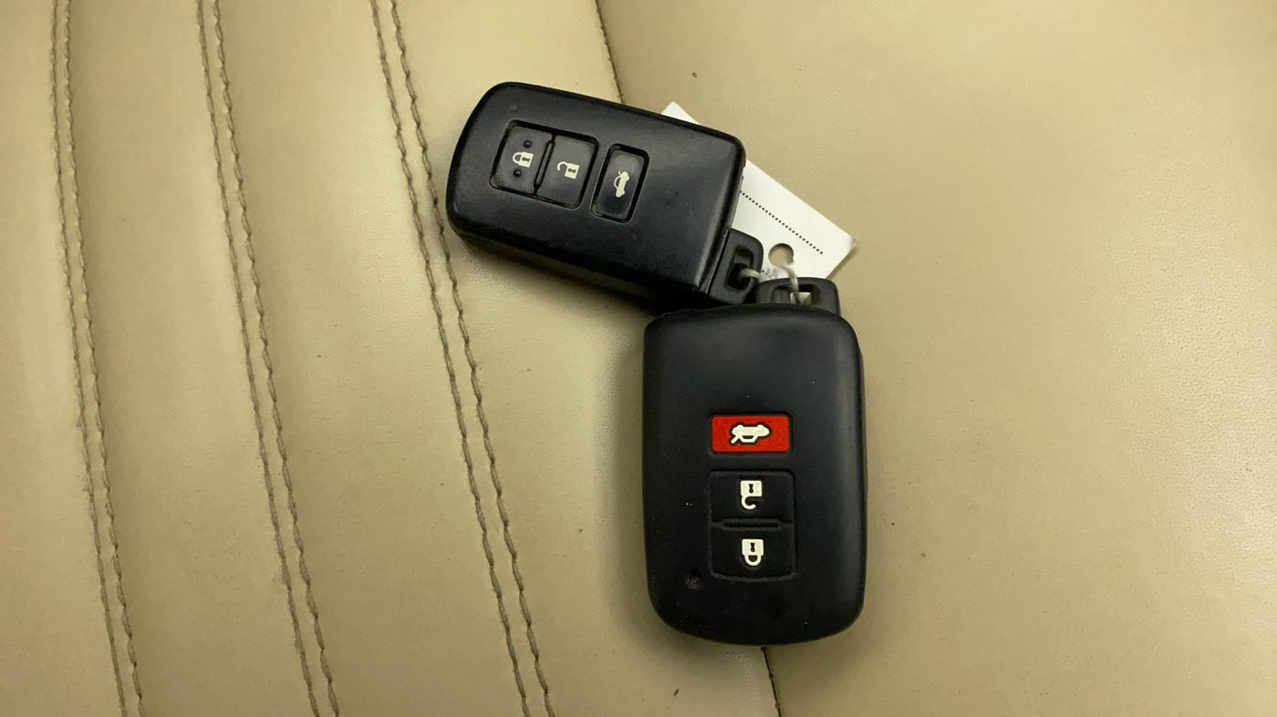 2016 Toyota Corolla Altis VL CVT PETROL, CNG, Automatic, 1,11,426 km, Key Close Up