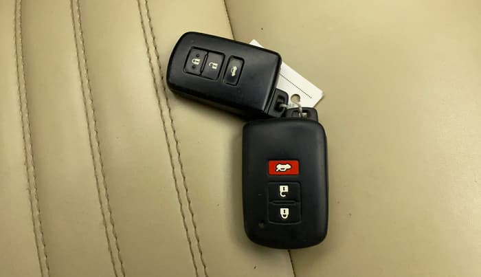 2016 Toyota Corolla Altis VL CVT PETROL, CNG, Automatic, 1,11,426 km, Key Close Up