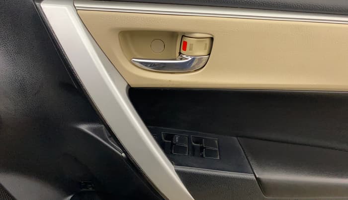 2016 Toyota Corolla Altis VL CVT PETROL, CNG, Automatic, 1,11,426 km, Driver Side Door Panels Control