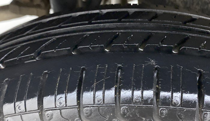 2013 Maruti Wagon R 1.0 LXI CNG, CNG, Manual, 62,649 km, Right Rear Tyre Tread