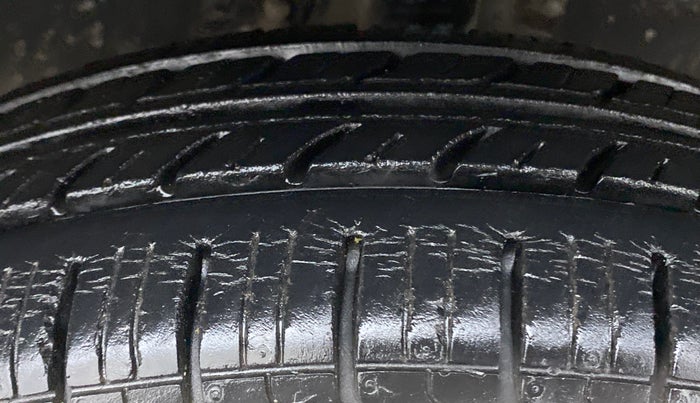 2013 Maruti Wagon R 1.0 LXI CNG, CNG, Manual, 62,649 km, Right Front Tyre Tread