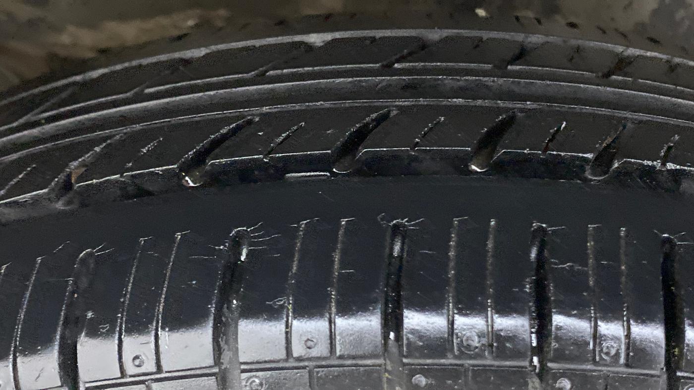 2013 Maruti Wagon R 1.0 LXI CNG, CNG, Manual, 62,649 km, Left Rear Tyre Tread