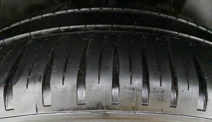 2017 Volkswagen Vento HIGHLINE TDI AT, Diesel, Automatic, 57,986 km, Right Front Tyre Tread