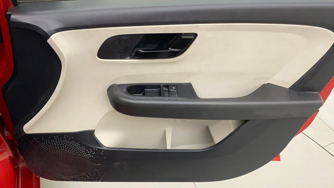 2022 Tata ALTROZ XE PETROL, Petrol, Manual, 11,240 km, Driver Side Door Panels Control
