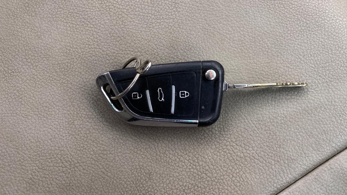2017 Mahindra Kuv100 K2 PLUS D 6 STR, Diesel, Manual, 86,232 km, Key Close Up