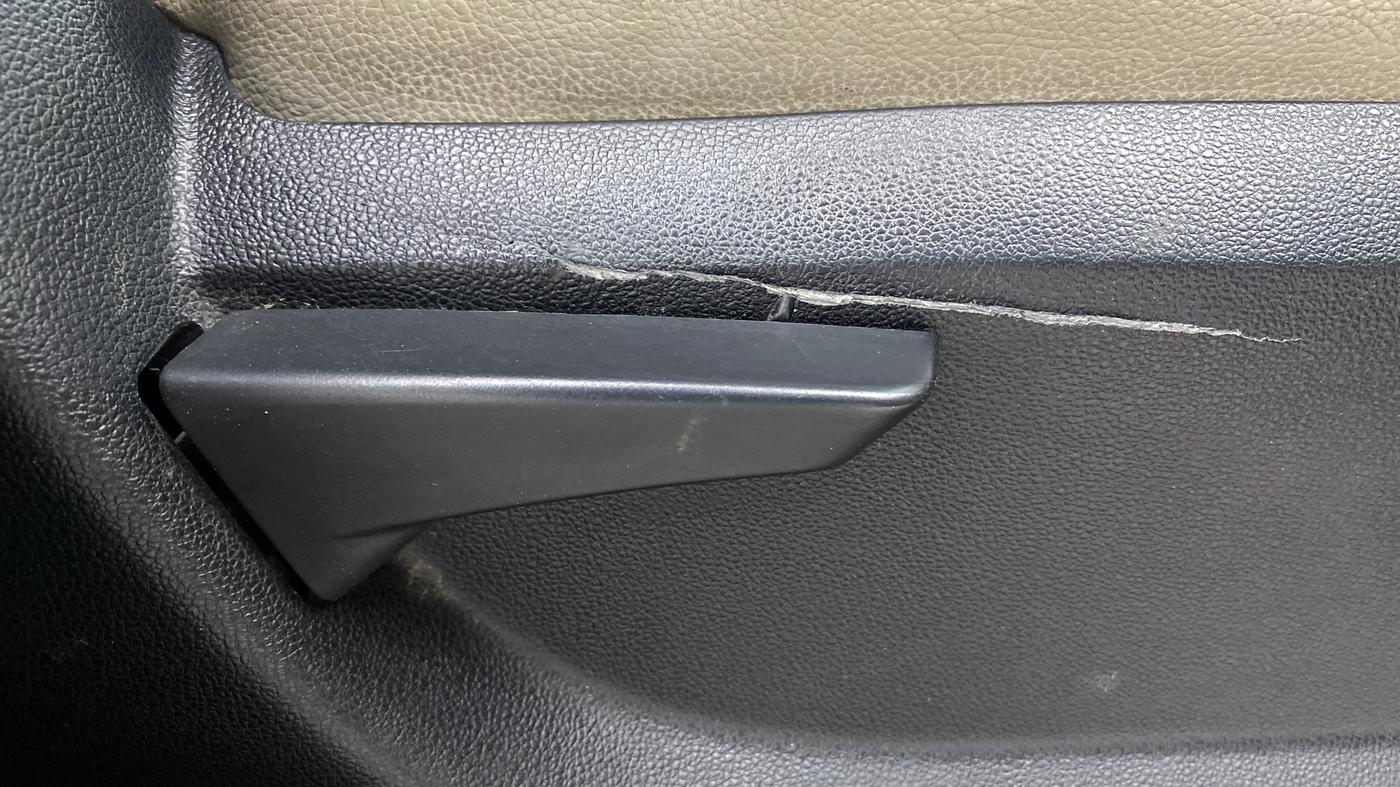2017 Mahindra Kuv100 K2 PLUS D 6 STR, Diesel, Manual, 86,232 km, Driver Side Adjustment Panel
