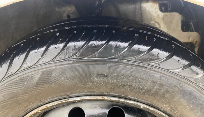 2017 Hyundai Eon ERA +, Petrol, Manual, 39,841 km, Right Front Tyre Tread