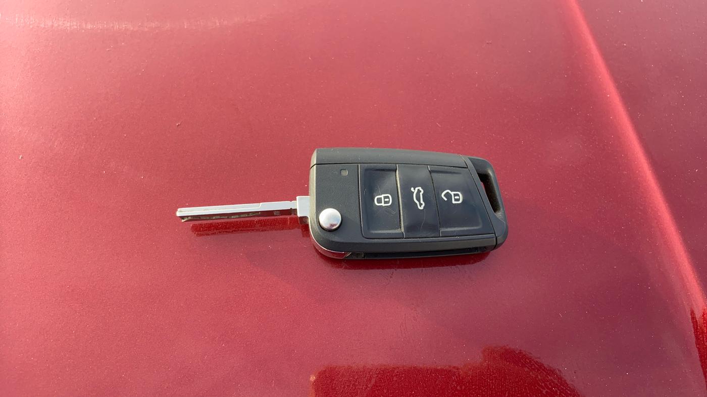 2021 Volkswagen TAIGUN TOPLINE 1.0 TSI MT, Petrol, Manual, 1,02,490 km, Key Close Up