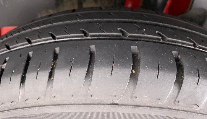 2022 Maruti Swift VXI D, Petrol, Manual, 1,457 km, Left Rear Tyre Tread
