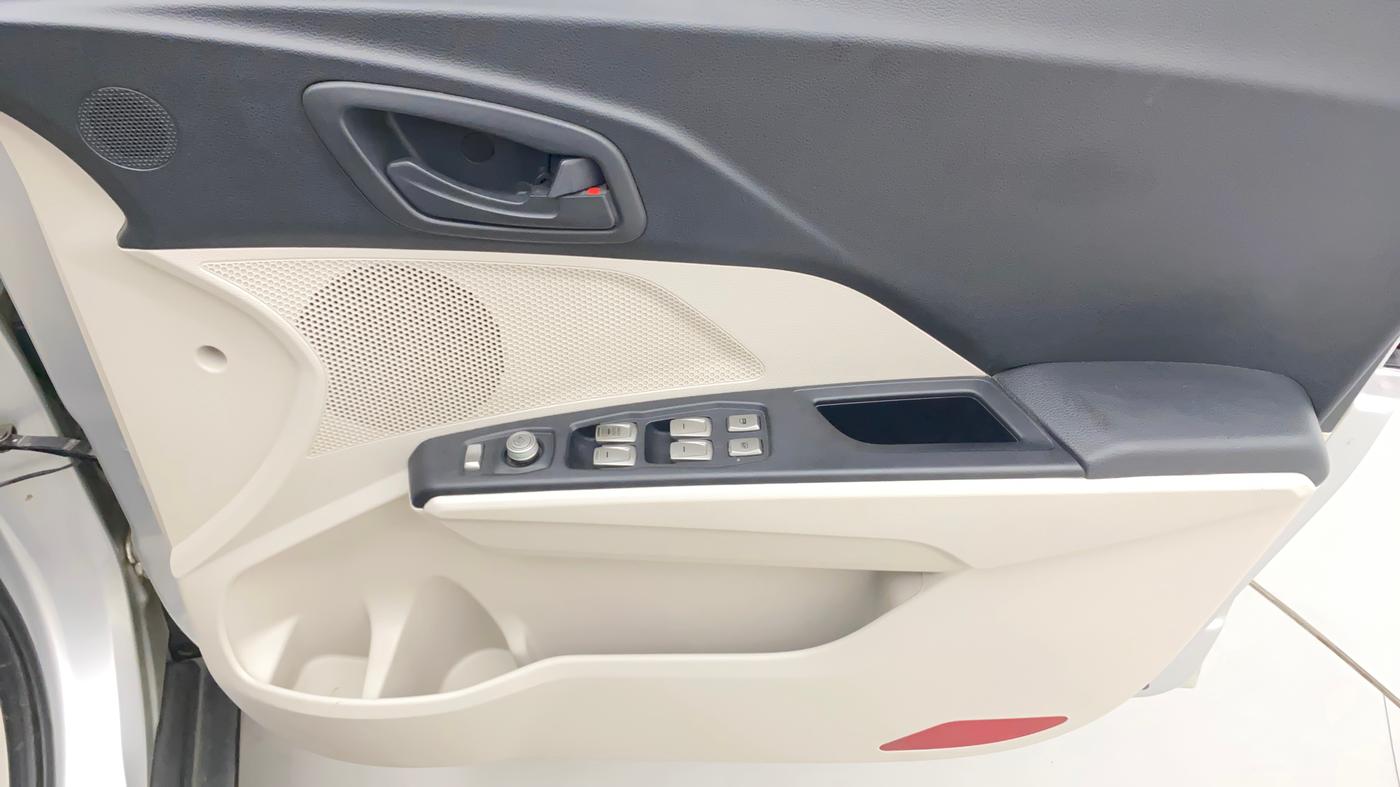 2020 Mahindra XUV300 W4 1.5 DIESEL, Diesel, Manual, 45,431 km, Driver Side Door Panels Control