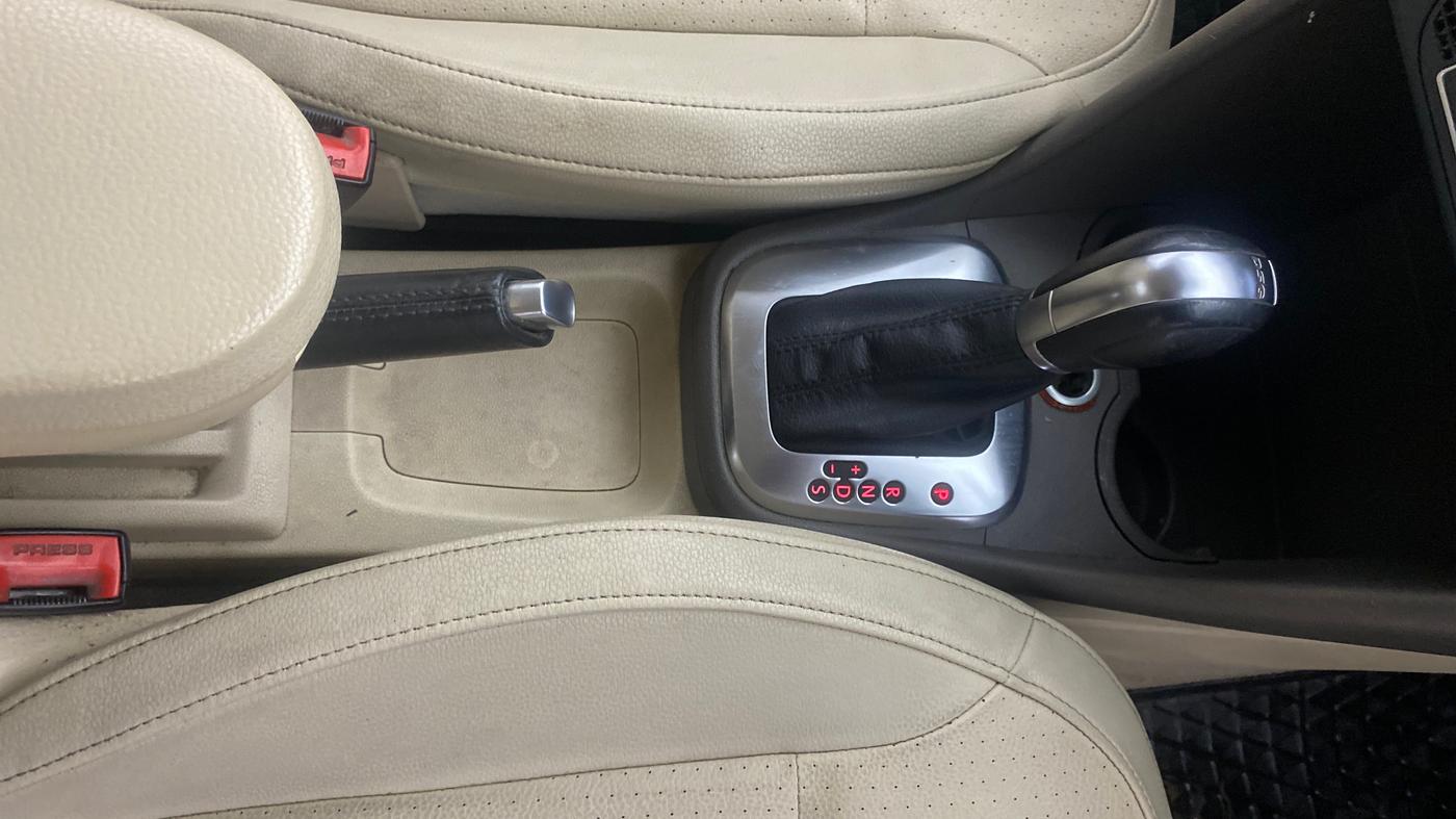 2014 Volkswagen Vento HIGHLINE PETROL AT, Petrol, Automatic, 93,694 km, Gear Lever