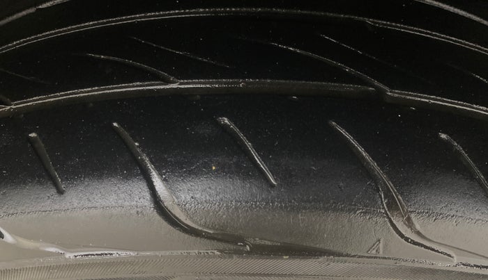 2014 Volkswagen Vento HIGHLINE PETROL AT, Petrol, Automatic, 92,209 km, Left Rear Tyre Tread