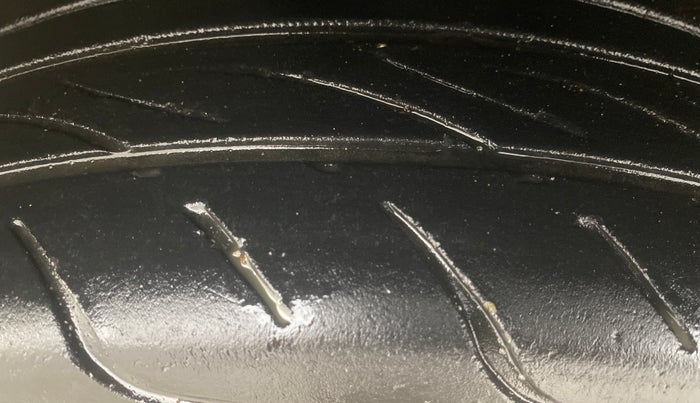 2014 Volkswagen Vento HIGHLINE PETROL AT, Petrol, Automatic, 92,209 km, Left Front Tyre Tread