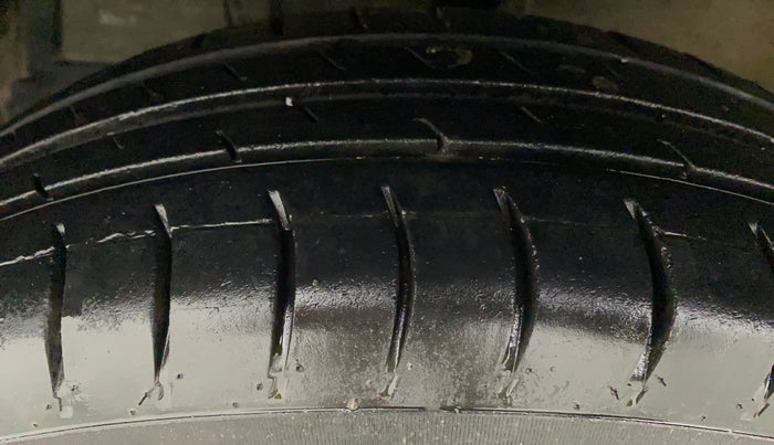 2015 Maruti Swift VXI, Petrol, Manual, 75,314 km, Left Front Tyre Tread