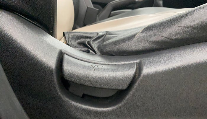 2017 Hyundai Creta E PLUS 1.6 PETROL, Petrol, Manual, 48,612 km, Driver Side Adjustment Panel