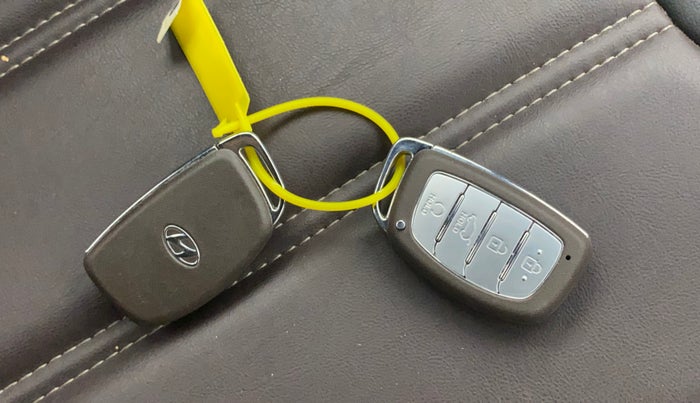 2024 Hyundai VENUE SX(O) 1.0 Turbo DCT Knight Edition, Petrol, Automatic, 15,504 km, Key Close Up