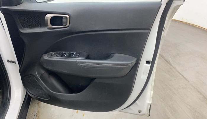 2024 Hyundai VENUE SX(O) 1.0 Turbo DCT Knight Edition, Petrol, Automatic, 15,504 km, Driver Side Door Panels Control