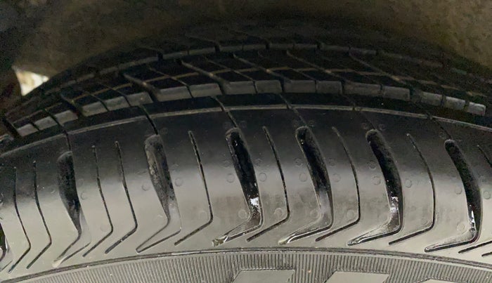 2013 Hyundai Verna FLUIDIC 1.6 VTVT EX, Petrol, Manual, 42,394 km, Right Rear Tyre Tread