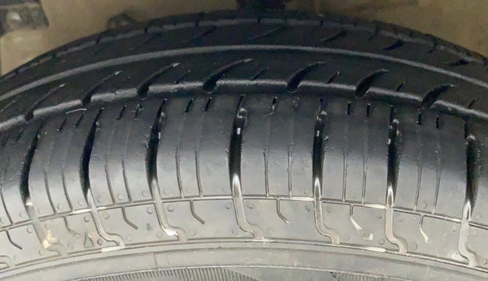 2014 Maruti Swift VXI, Petrol, Manual, 67,573 km, Left Front Tyre Tread