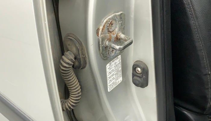 2014 Maruti Swift VXI, Petrol, Manual, 67,573 km, Right B pillar - Slightly rusted