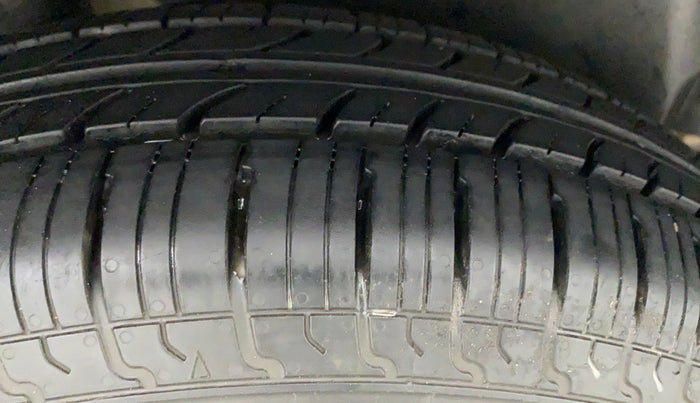2014 Maruti Swift VXI, Petrol, Manual, 67,573 km, Right Rear Tyre Tread