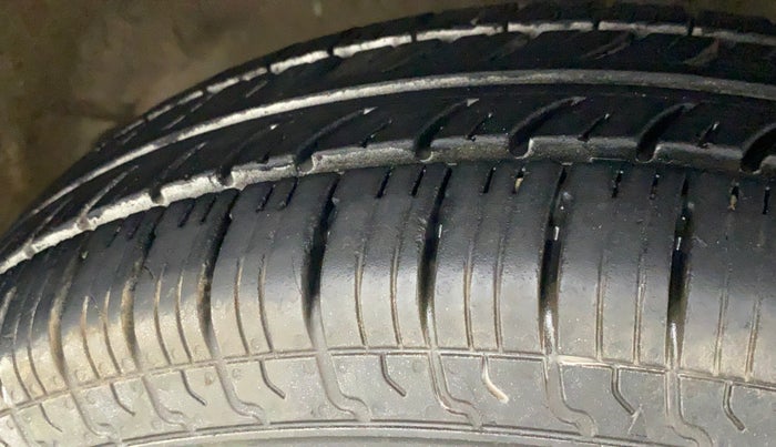 2014 Maruti Swift VXI, Petrol, Manual, 67,573 km, Right Front Tyre Tread