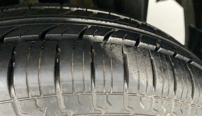 2014 Maruti Swift VXI, Petrol, Manual, 67,573 km, Left Rear Tyre Tread