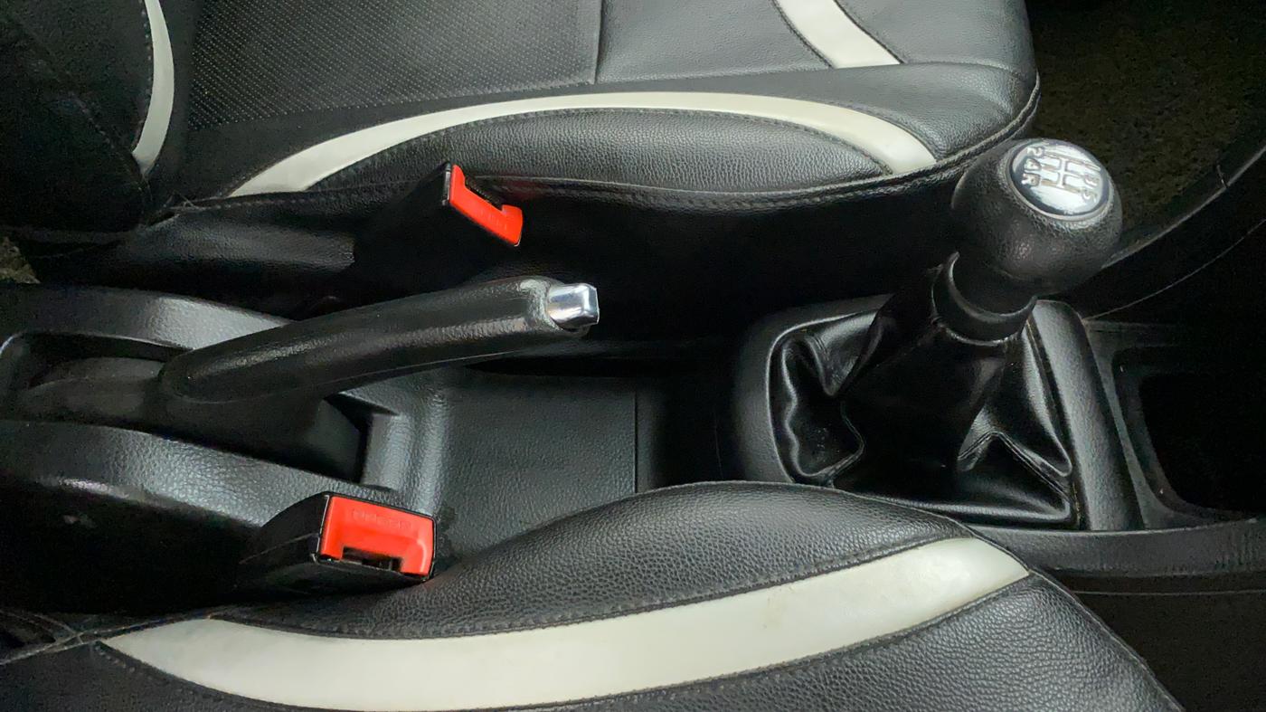 2014 Maruti Swift VXI, Petrol, Manual, 67,573 km, Gear Lever