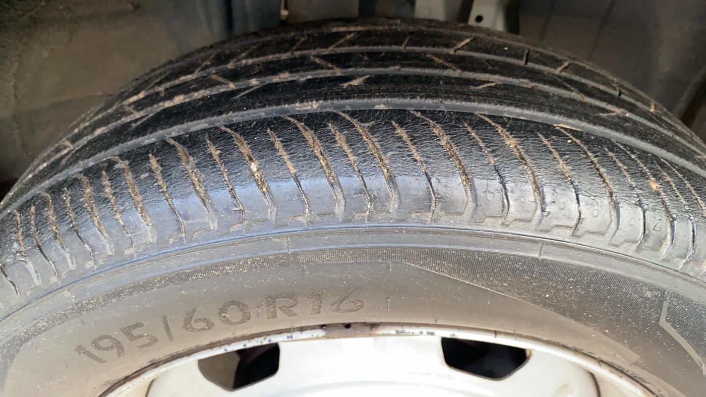 2021 Nissan MAGNITE XE, Petrol, Manual, 24,516 km, Right Front Tyre Tread