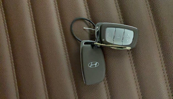 2024 Hyundai AURA SX 1.2, Petrol, Manual, 4,007 km, Key Close Up