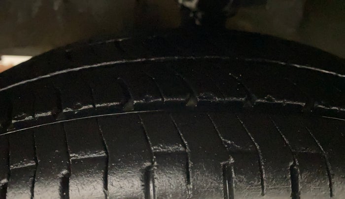 2014 Hyundai i10 SPORTZ 1.1, Petrol, Manual, 27,397 km, Left Front Tyre Tread