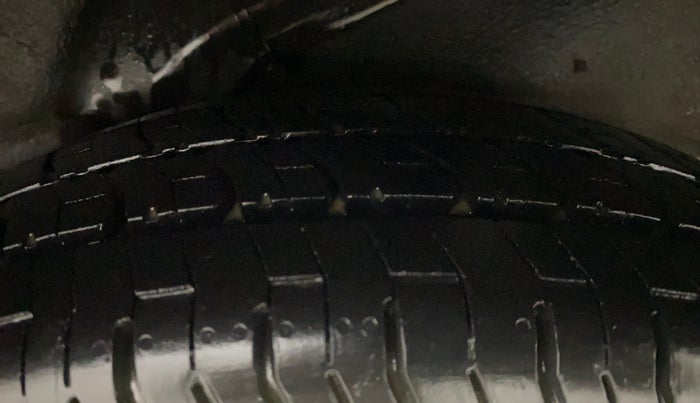 2014 Hyundai i10 SPORTZ 1.1, Petrol, Manual, 27,397 km, Left Rear Tyre Tread