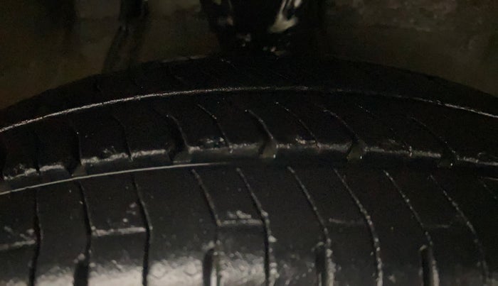 2014 Hyundai i10 SPORTZ 1.1, Petrol, Manual, 27,397 km, Right Front Tyre Tread