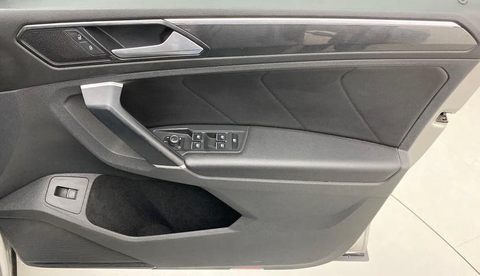 2017 Volkswagen TIGUAN HIGHLINE TDI AT, Diesel, Automatic, 1,19,427 km, Driver Side Door Panels Control