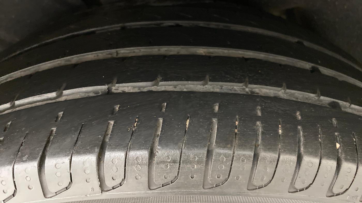2017 Volkswagen TIGUAN HIGHLINE TDI AT, Diesel, Automatic, 1,19,427 km, Left Rear Tyre Tread