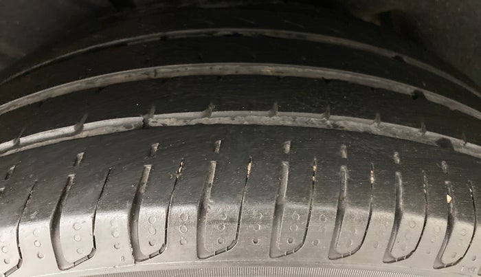 2017 Volkswagen TIGUAN HIGHLINE TDI AT, Diesel, Automatic, 1,19,427 km, Left Rear Tyre Tread