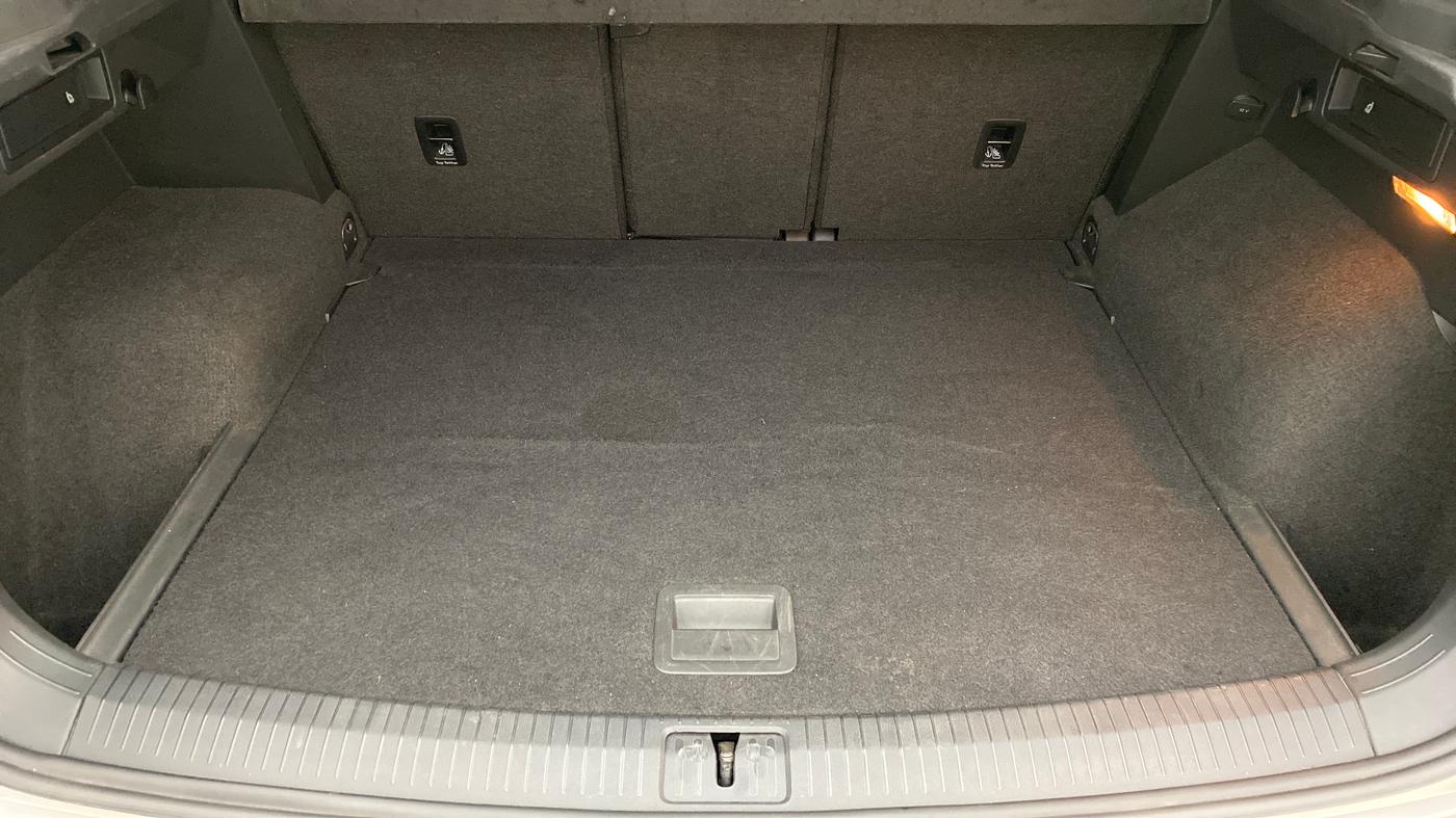 2017 Volkswagen TIGUAN HIGHLINE TDI AT, Diesel, Automatic, 1,19,427 km, Boot Inside