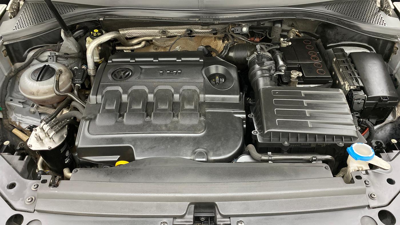 2017 Volkswagen TIGUAN HIGHLINE TDI AT, Diesel, Automatic, 1,19,427 km, Open Bonet