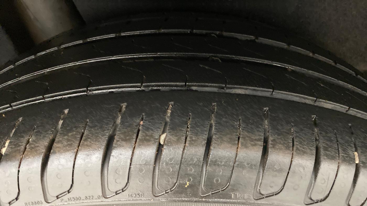 2017 Volkswagen TIGUAN HIGHLINE TDI AT, Diesel, Automatic, 1,19,427 km, Right Rear Tyre Tread